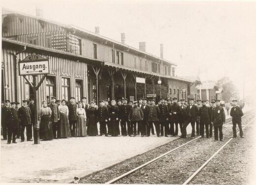 Personal vor dem alten Bahnhof Wanne
