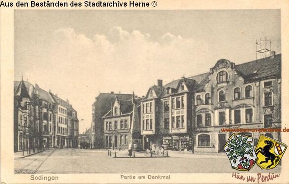 Postkarte Partie am Denkmal, um 1920