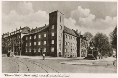 Reichsstraße mit Bismarckdenkmal.jpg