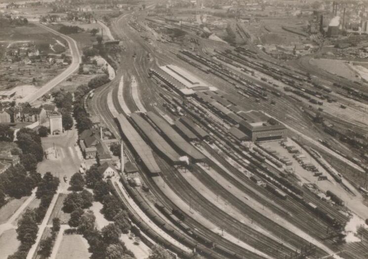 Der Hauptbahnhof zu seinen besten Zeiten nach 1930: links unten die Eilgutanlage, in der Mitte die Stückgutumladehalle und Wagenwäsche, rechts der Verschiebebahnhof
